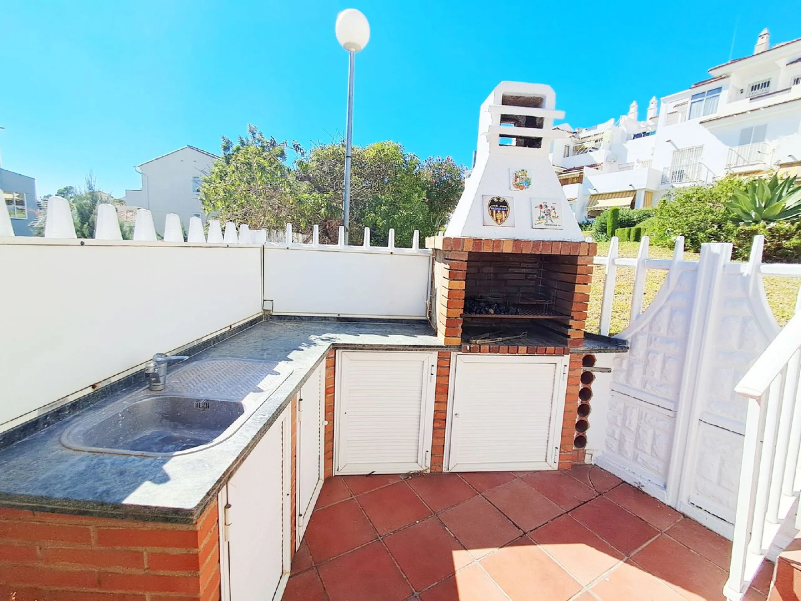 House - Semi-Detached House в продаже в Benalmadena, Málaga. В доме 5 спален и 4 ванных комнат. Площадь дома 180 м². Площадь участка 25 м²