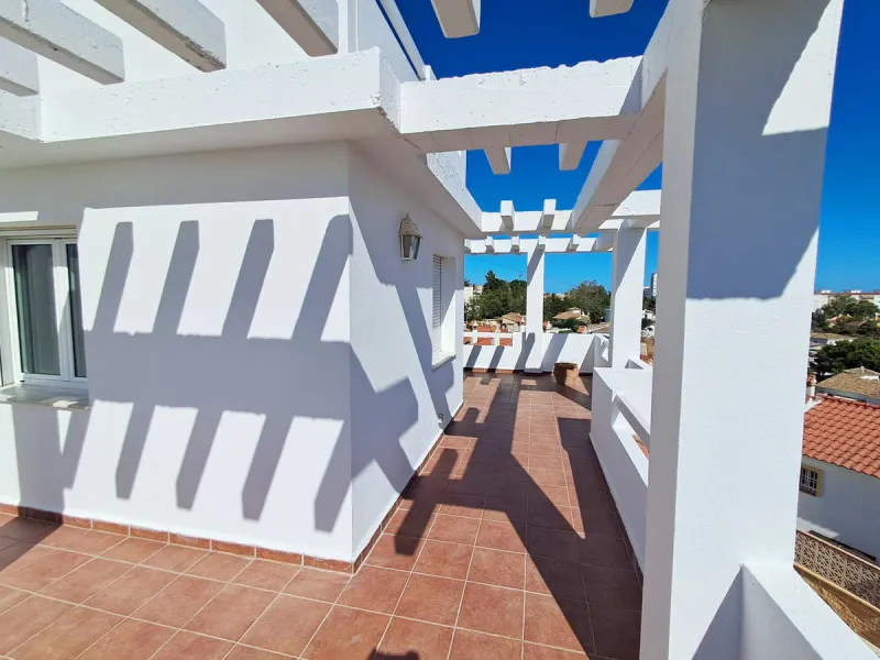 House - Semi-Detached House в продаже в Benalmadena, Málaga. В доме 5 спален и 4 ванных комнат. Площадь дома 180 м². Площадь участка 25 м²