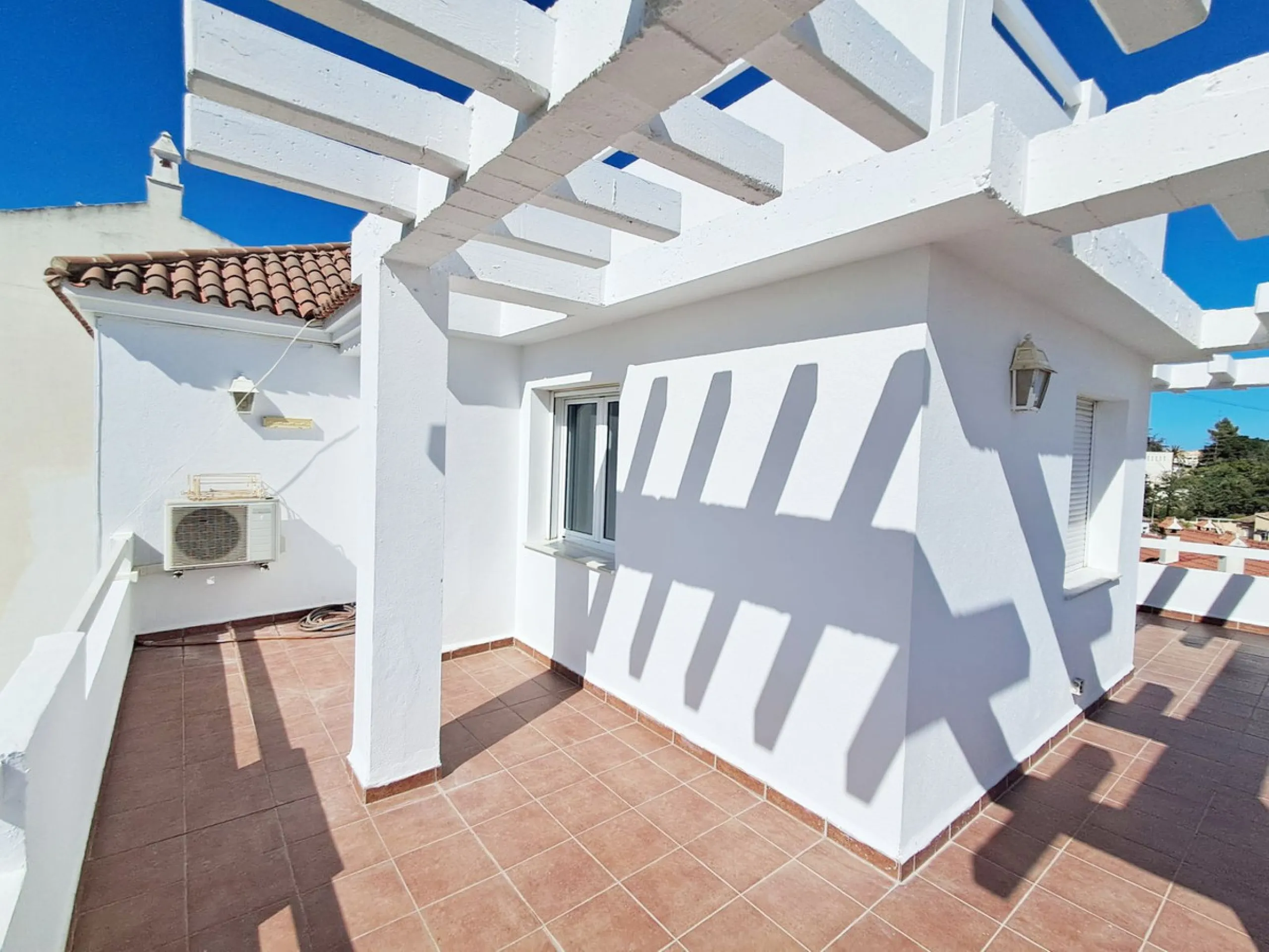House - Semi-Detached House в продаже в Benalmadena, Málaga. В доме 5 спален и 4 ванных комнат. Площадь дома 180 м². Площадь участка 25 м²
