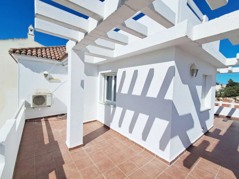 House - Semi-Detached House в продаже в Benalmadena, Málaga. В доме 5 спален и 4 ванных комнат. Площадь дома 180 м². Площадь участка 25 м²