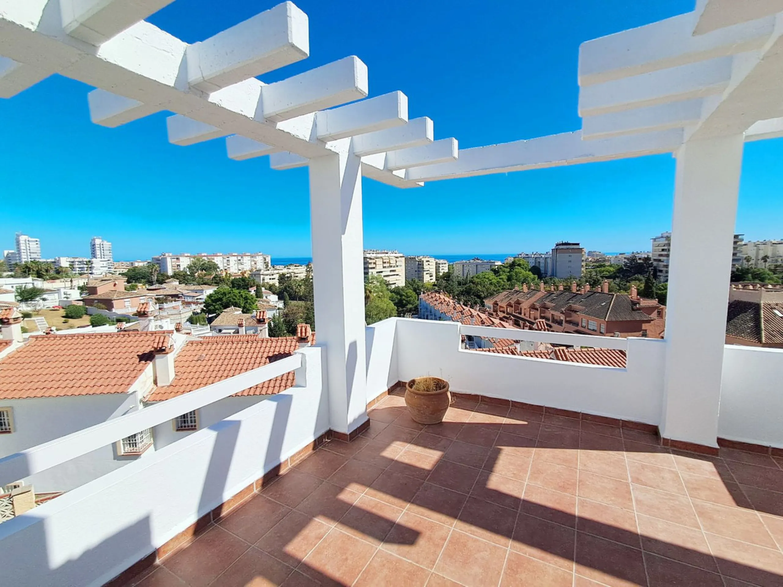 House - Semi-Detached House в продаже в Benalmadena, Málaga. В доме 5 спален и 4 ванных комнат. Площадь дома 180 м². Площадь участка 25 м²