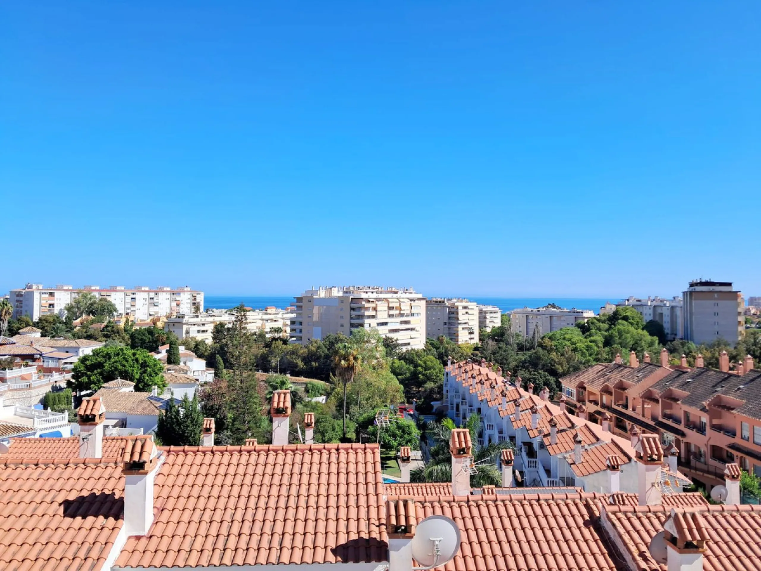 House - Semi-Detached House в продаже в Benalmadena, Málaga. В доме 5 спален и 4 ванных комнат. Площадь дома 180 м². Площадь участка 25 м²