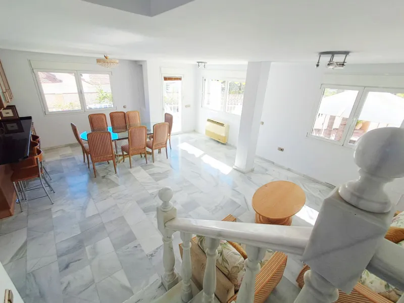 House - Semi-Detached House в продаже в Benalmadena, Málaga. В доме 5 спален и 4 ванных комнат. Площадь дома 180 м². Площадь участка 25 м²
