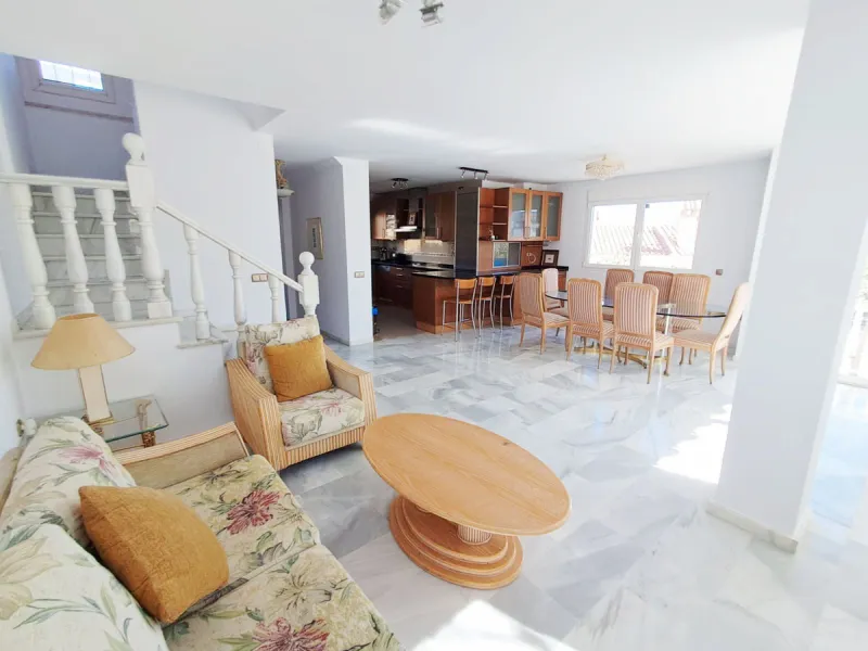 House - Semi-Detached House в продаже в Benalmadena, Málaga. В доме 5 спален и 4 ванных комнат. Площадь дома 180 м². Площадь участка 25 м²