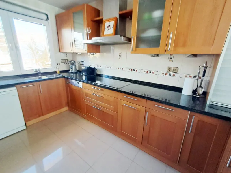 House - Semi-Detached House в продаже в Benalmadena, Málaga. В доме 5 спален и 4 ванных комнат. Площадь дома 180 м². Площадь участка 25 м²