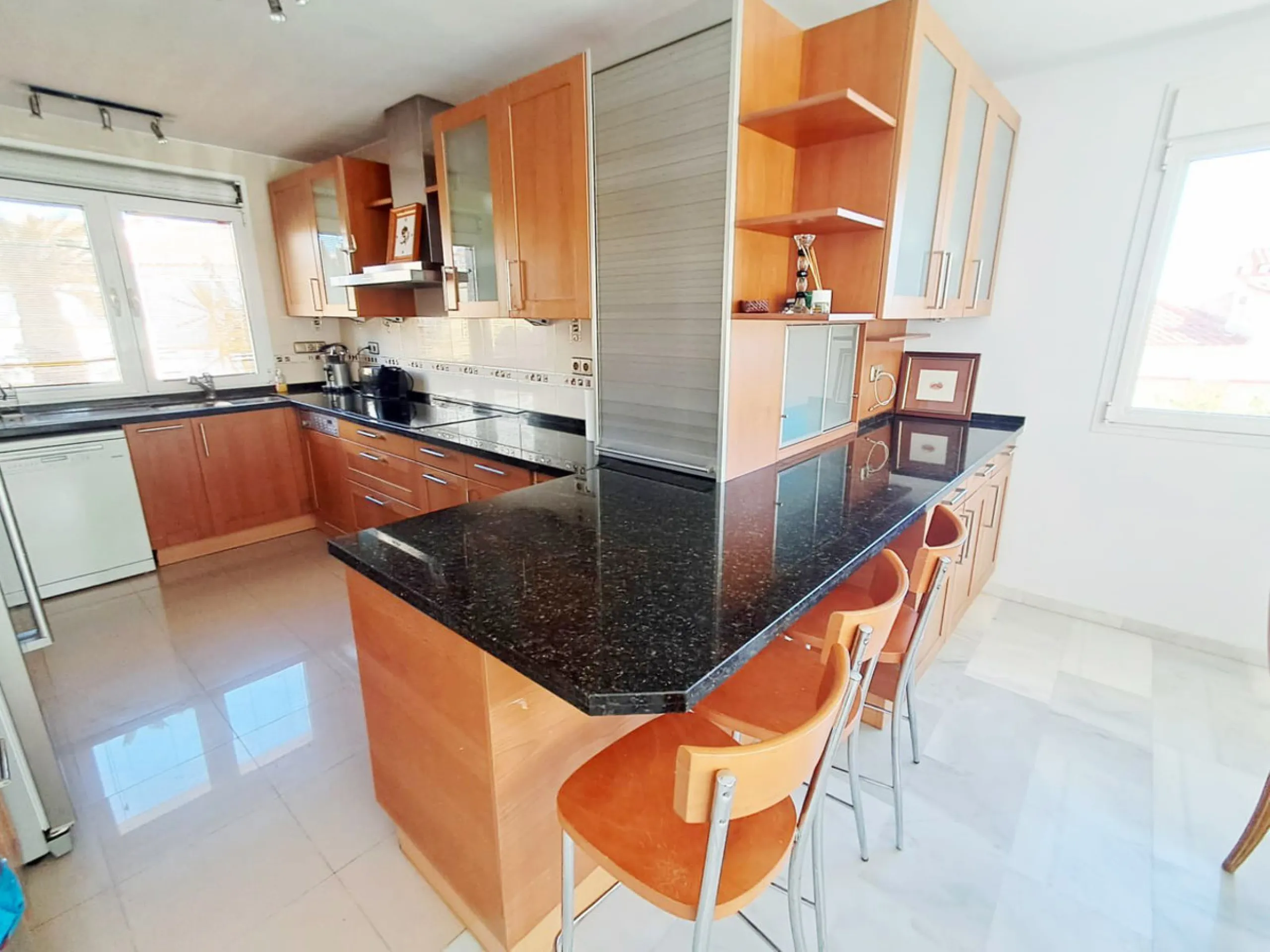 House - Semi-Detached House в продаже в Benalmadena, Málaga. В доме 5 спален и 4 ванных комнат. Площадь дома 180 м². Площадь участка 25 м²
