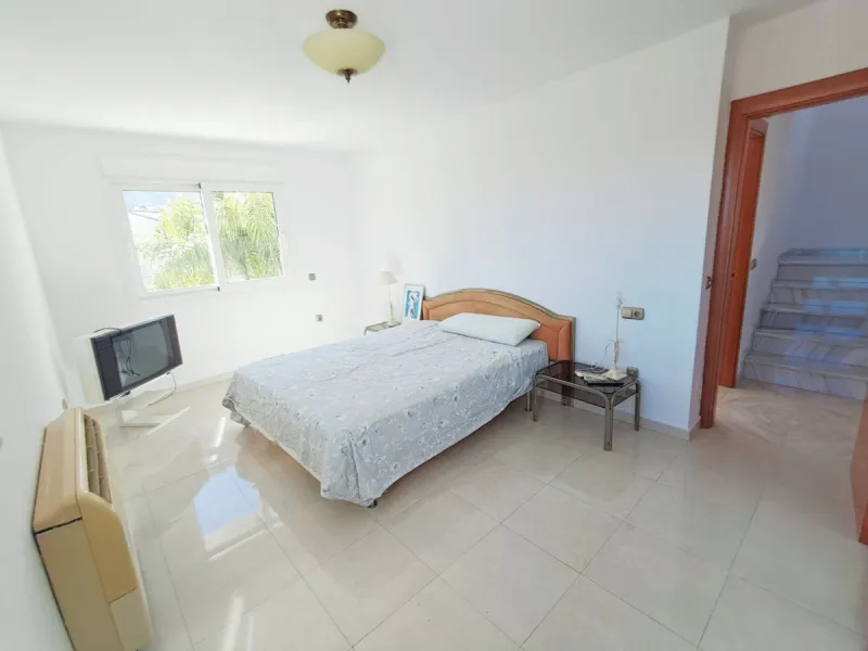 House - Semi-Detached House в продаже в Benalmadena, Málaga. В доме 5 спален и 4 ванных комнат. Площадь дома 180 м². Площадь участка 25 м²