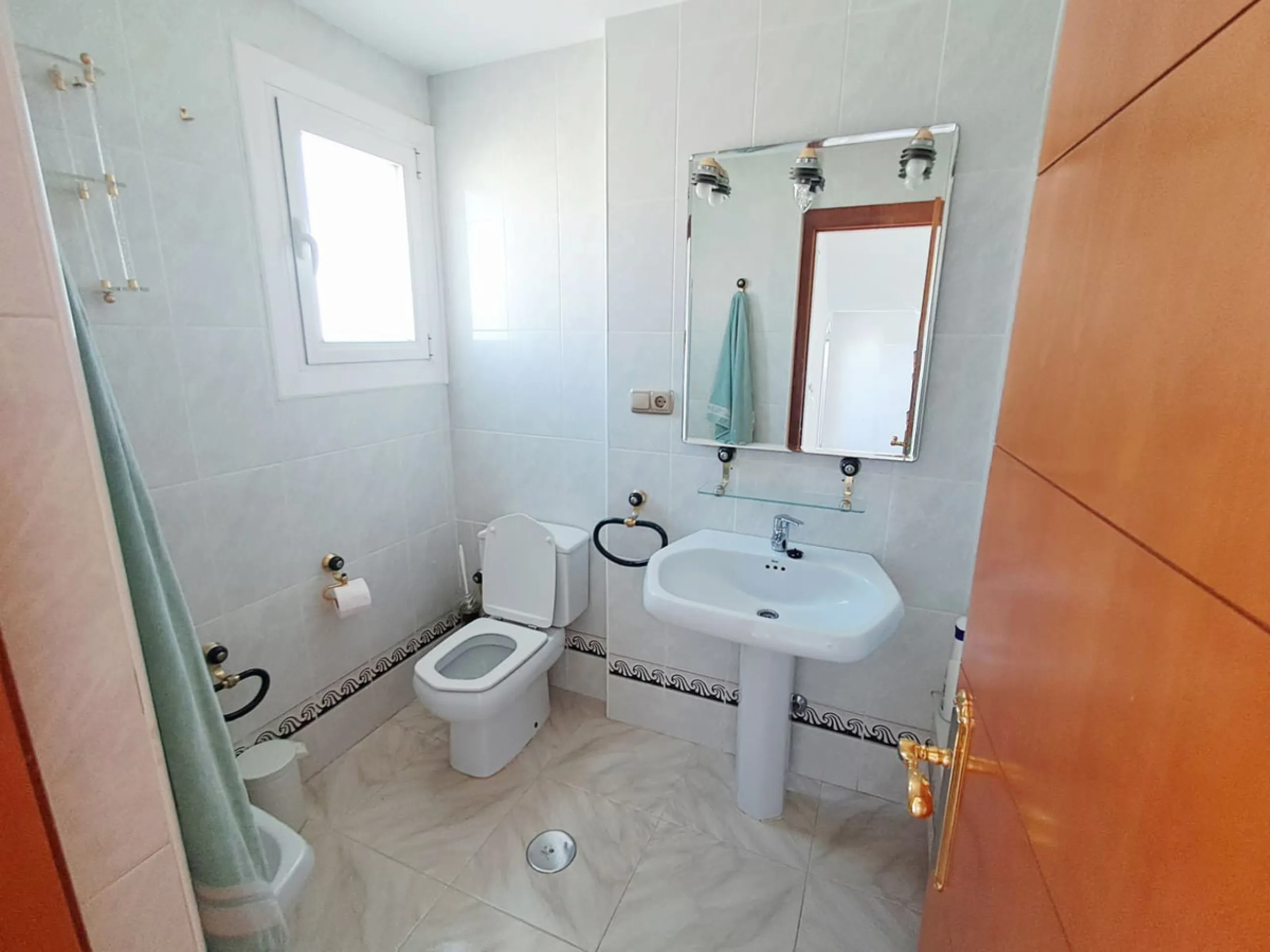 House - Semi-Detached House в продаже в Benalmadena, Málaga. В доме 5 спален и 4 ванных комнат. Площадь дома 180 м². Площадь участка 25 м²