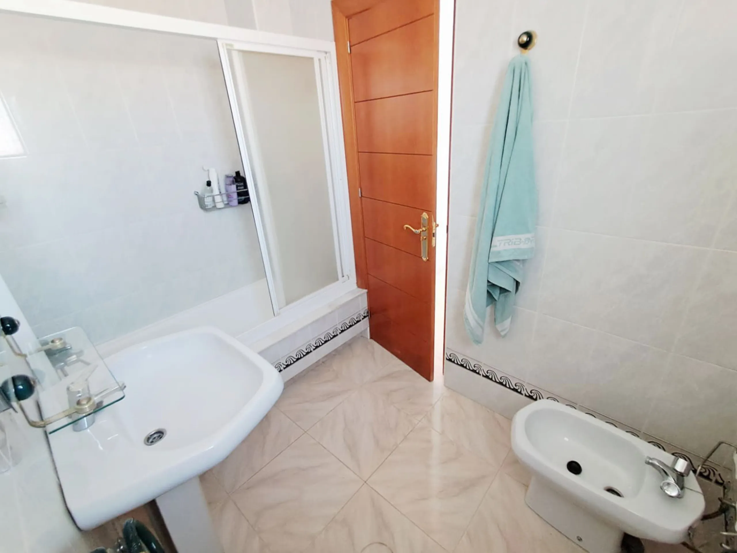 House - Semi-Detached House в продаже в Benalmadena, Málaga. В доме 5 спален и 4 ванных комнат. Площадь дома 180 м². Площадь участка 25 м²
