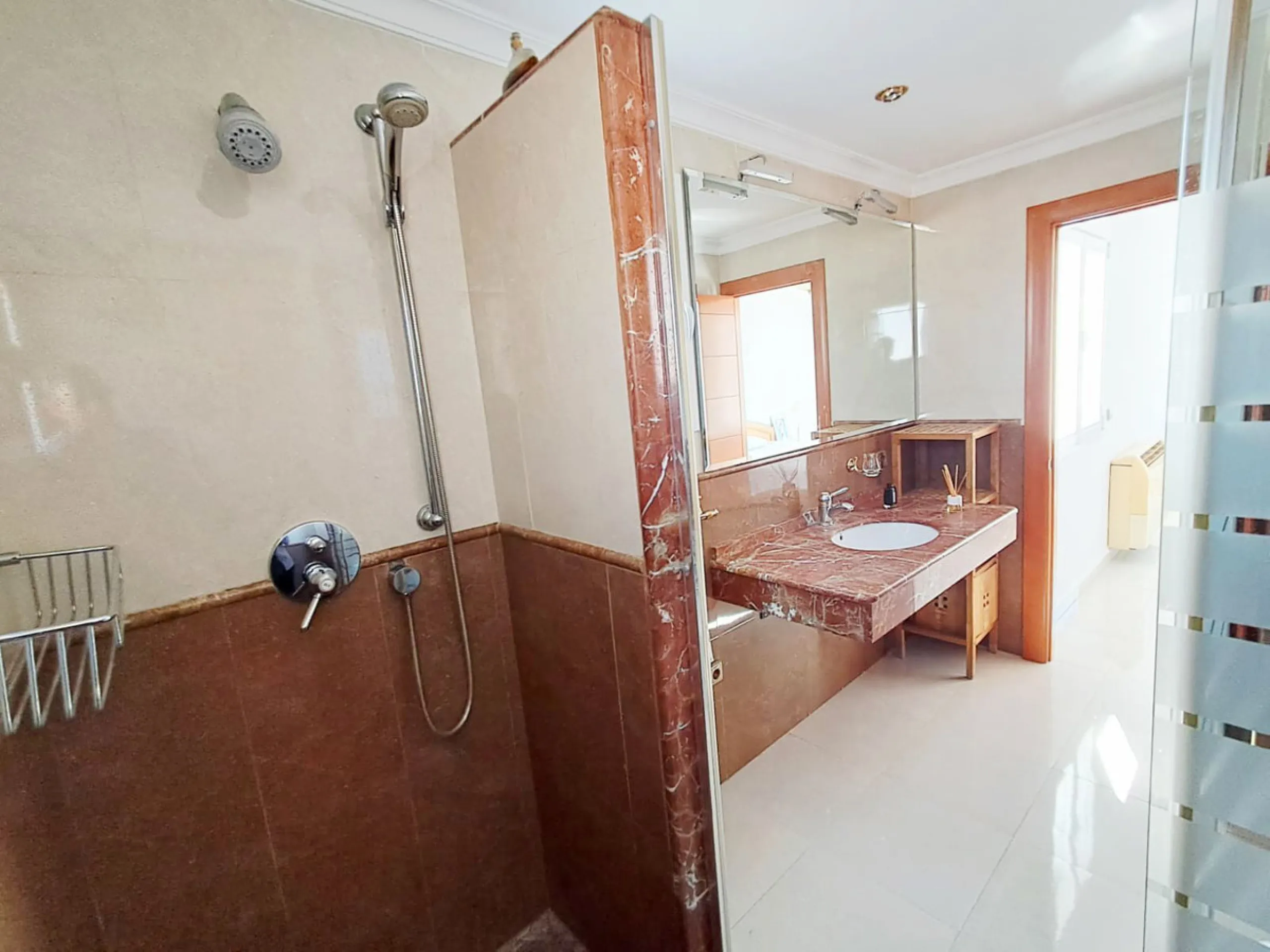 House - Semi-Detached House в продаже в Benalmadena, Málaga. В доме 5 спален и 4 ванных комнат. Площадь дома 180 м². Площадь участка 25 м²
