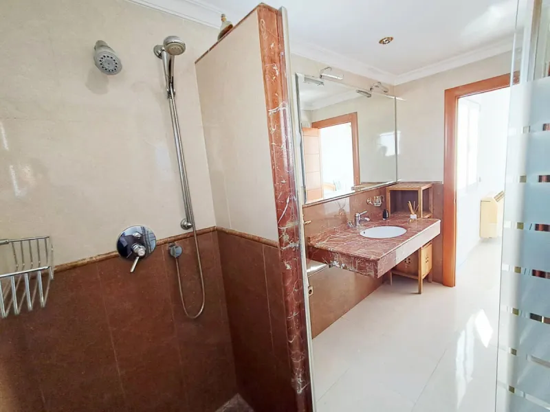 House - Semi-Detached House в продаже в Benalmadena, Málaga. В доме 5 спален и 4 ванных комнат. Площадь дома 180 м². Площадь участка 25 м²