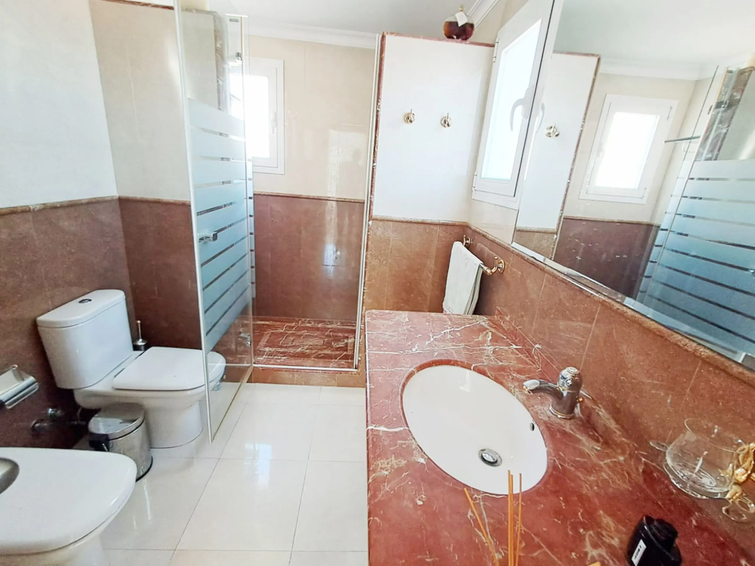 House - Semi-Detached House в продаже в Benalmadena, Málaga. В доме 5 спален и 4 ванных комнат. Площадь дома 180 м². Площадь участка 25 м²