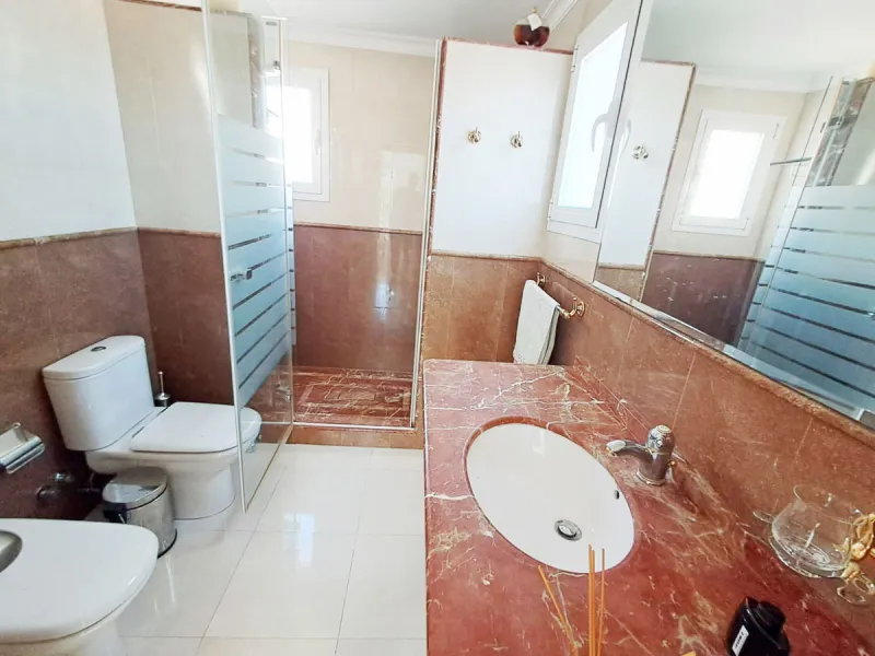 House - Semi-Detached House в продаже в Benalmadena, Málaga. В доме 5 спален и 4 ванных комнат. Площадь дома 180 м². Площадь участка 25 м²