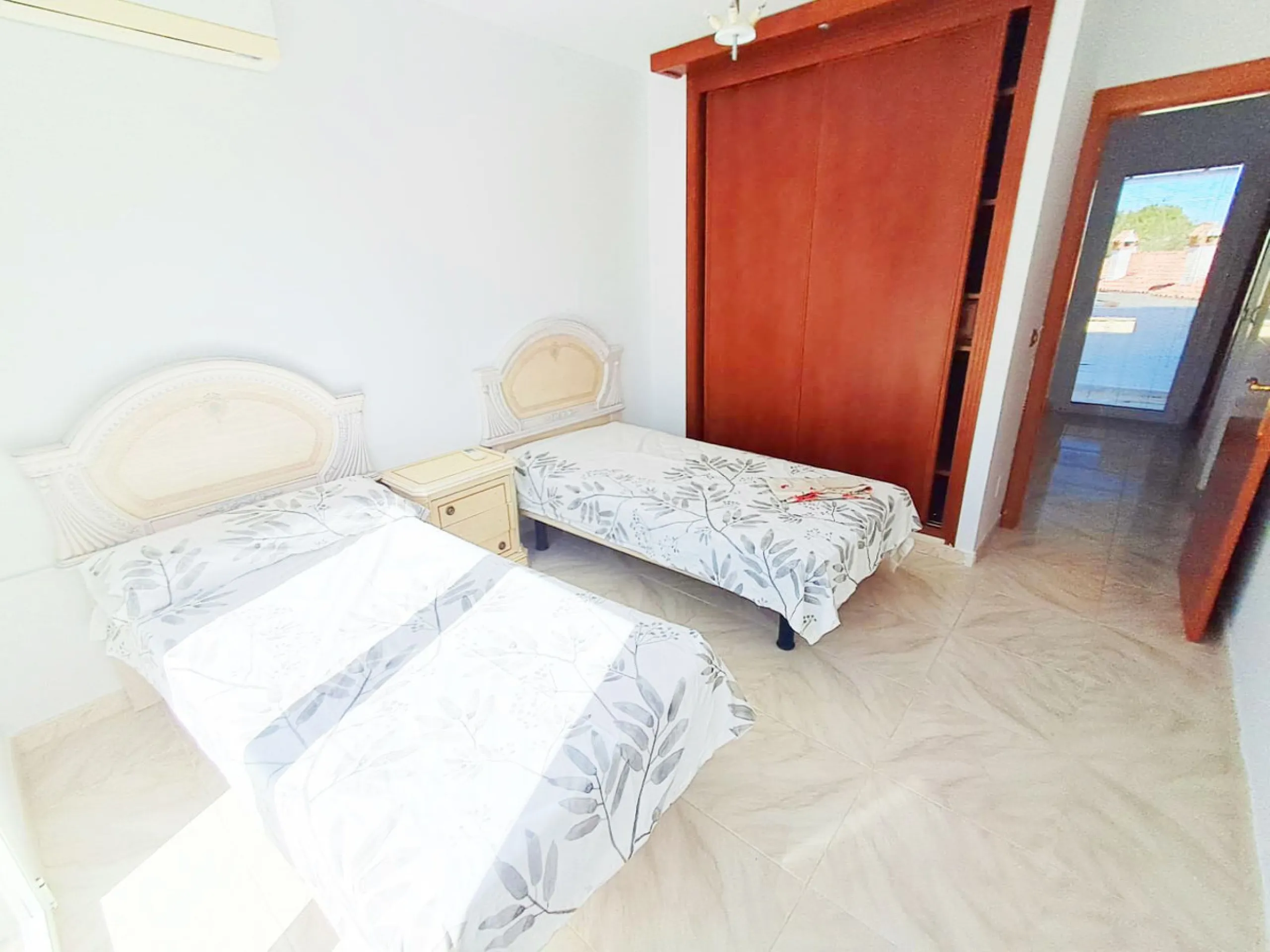 House - Semi-Detached House в продаже в Benalmadena, Málaga. В доме 5 спален и 4 ванных комнат. Площадь дома 180 м². Площадь участка 25 м²