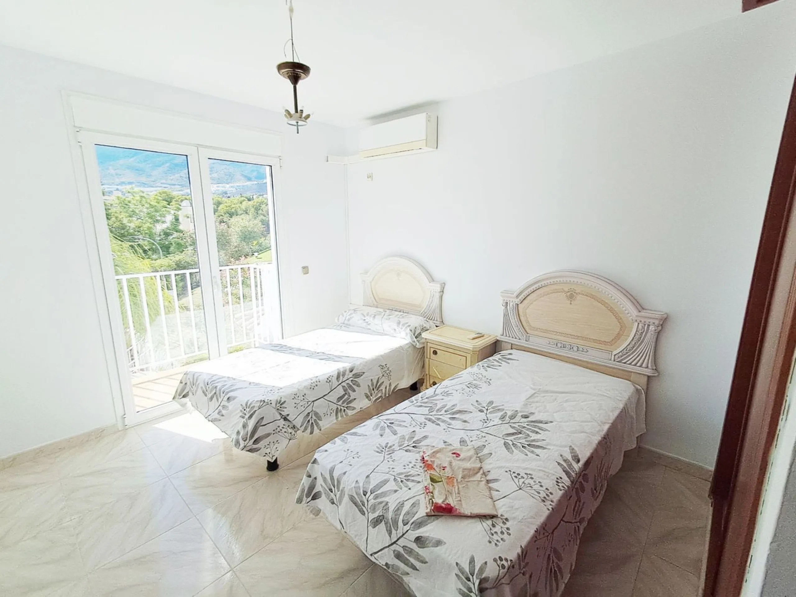 House - Semi-Detached House в продаже в Benalmadena, Málaga. В доме 5 спален и 4 ванных комнат. Площадь дома 180 м². Площадь участка 25 м²