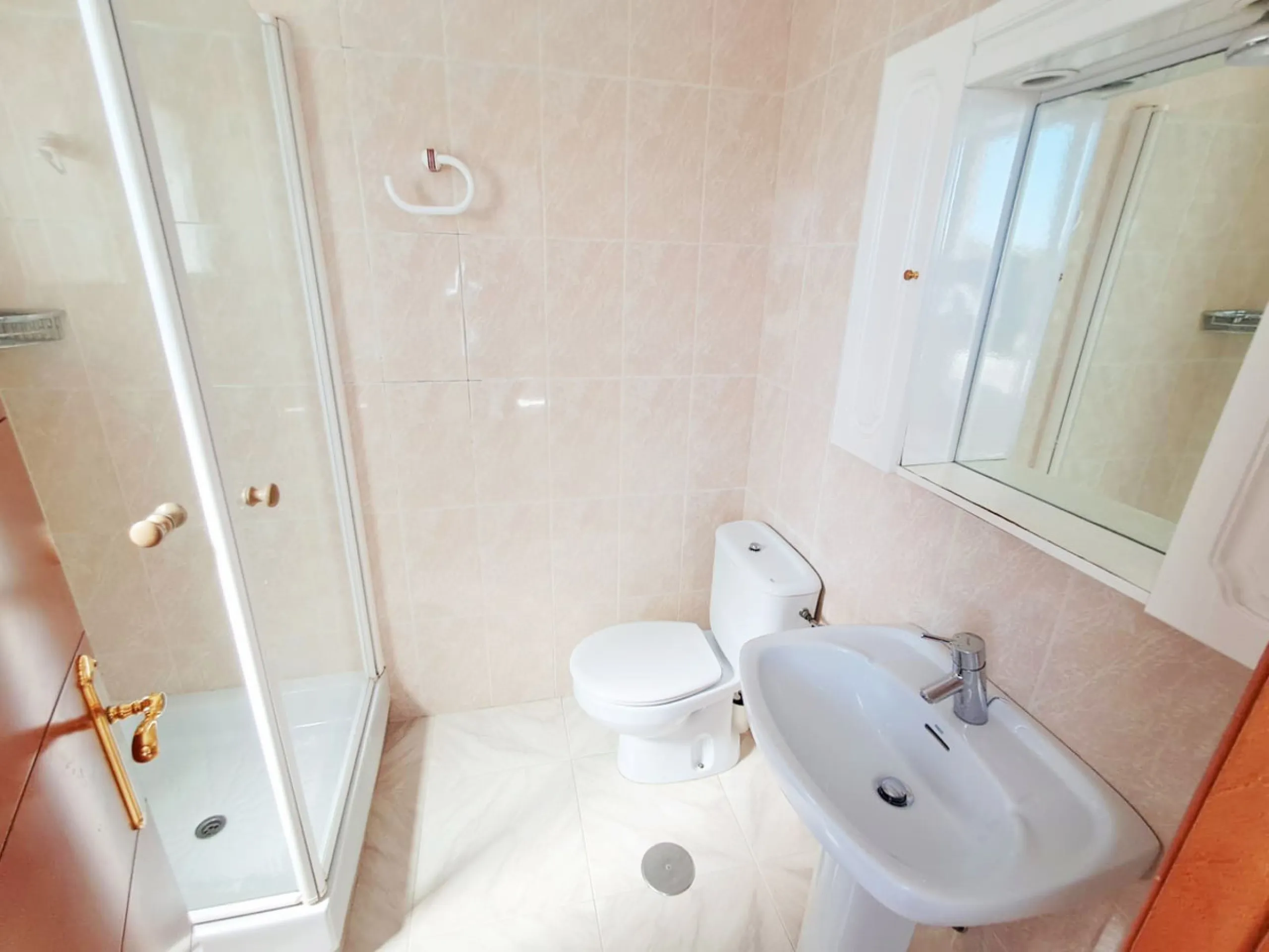 House - Semi-Detached House в продаже в Benalmadena, Málaga. В доме 5 спален и 4 ванных комнат. Площадь дома 180 м². Площадь участка 25 м²