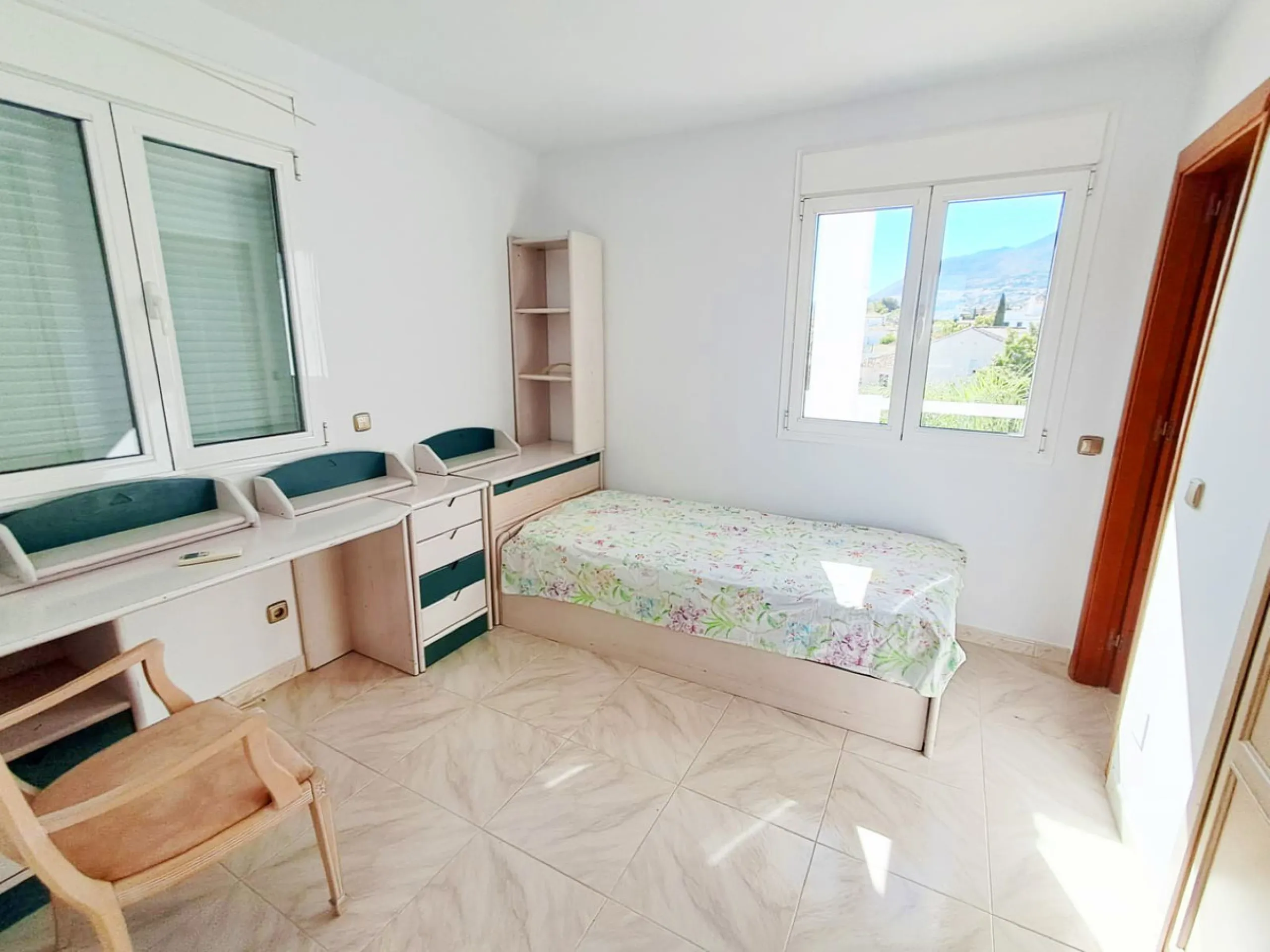 House - Semi-Detached House в продаже в Benalmadena, Málaga. В доме 5 спален и 4 ванных комнат. Площадь дома 180 м². Площадь участка 25 м²