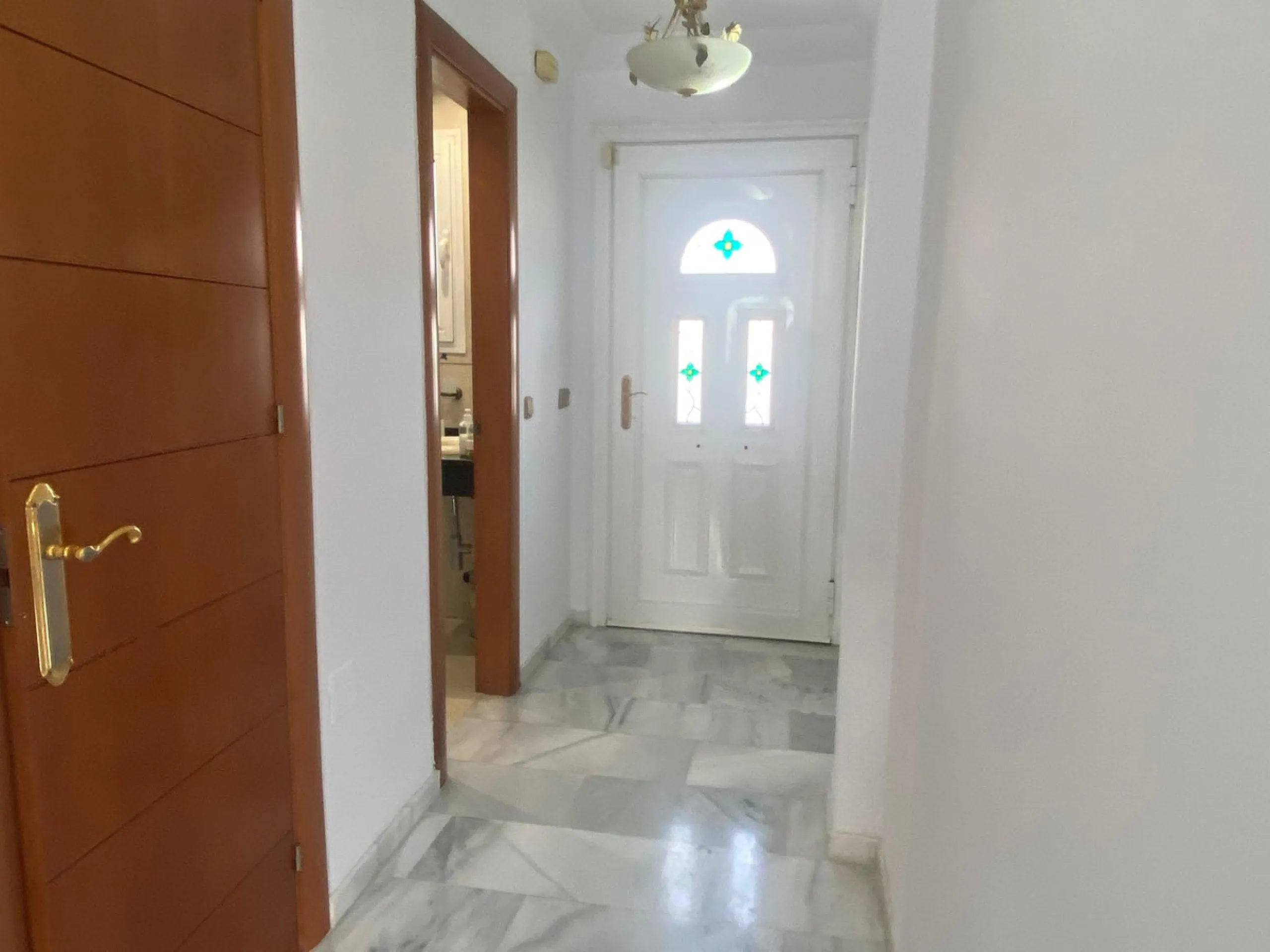 House - Semi-Detached House в продаже в Benalmadena, Málaga. В доме 5 спален и 4 ванных комнат. Площадь дома 180 м². Площадь участка 25 м²
