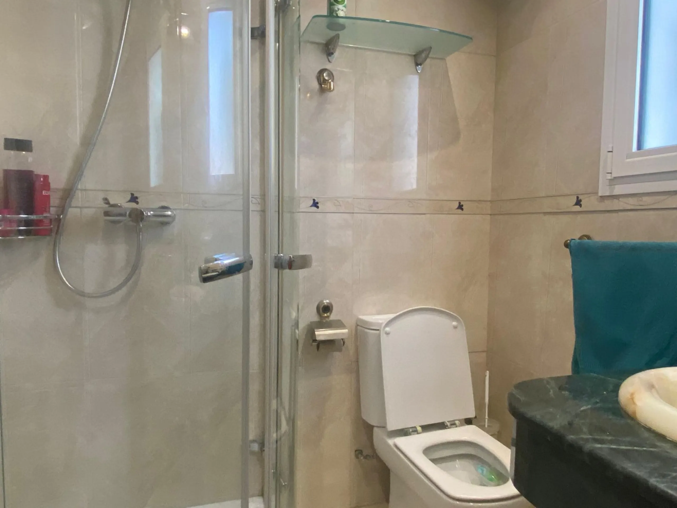 House - Semi-Detached House в продаже в Benalmadena, Málaga. В доме 5 спален и 4 ванных комнат. Площадь дома 180 м². Площадь участка 25 м²