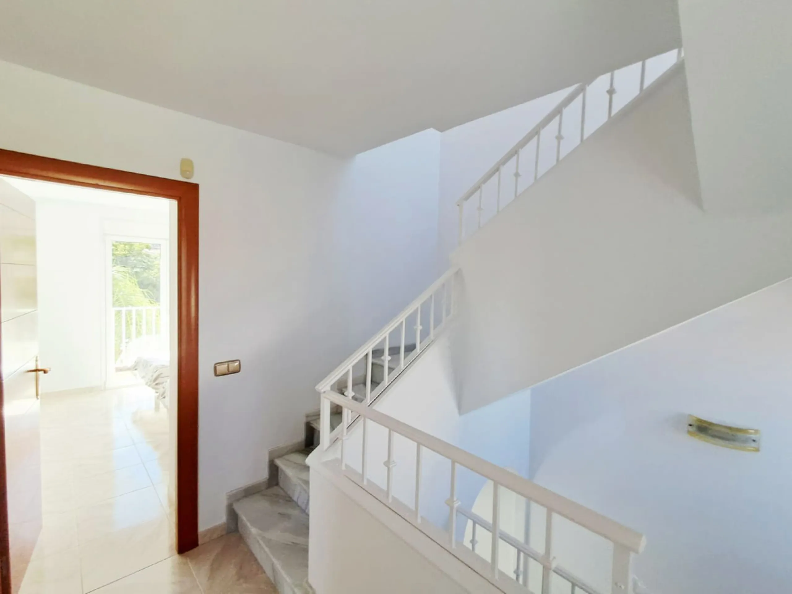House - Semi-Detached House в продаже в Benalmadena, Málaga. В доме 5 спален и 4 ванных комнат. Площадь дома 180 м². Площадь участка 25 м²