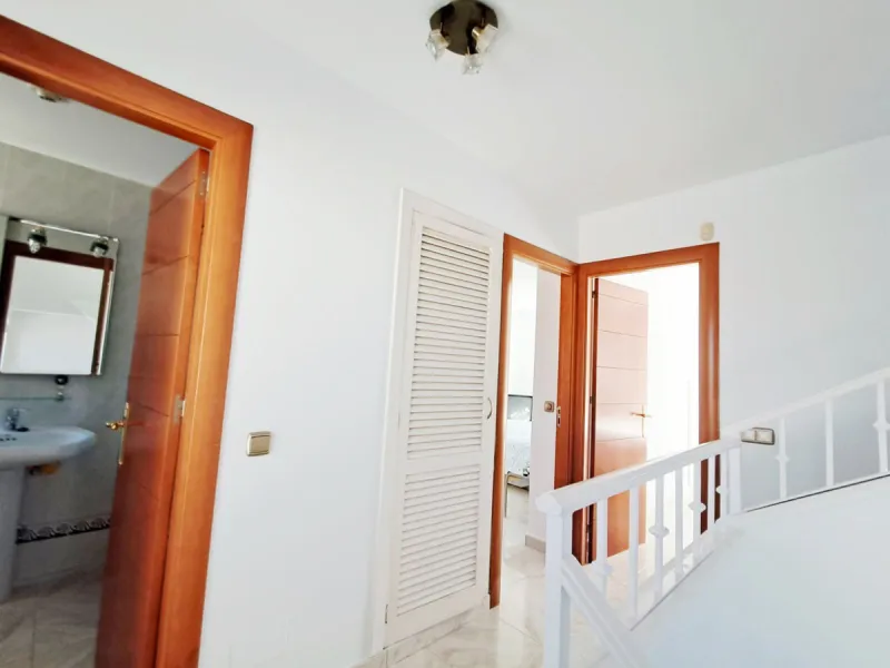 House - Semi-Detached House в продаже в Benalmadena, Málaga. В доме 5 спален и 4 ванных комнат. Площадь дома 180 м². Площадь участка 25 м²