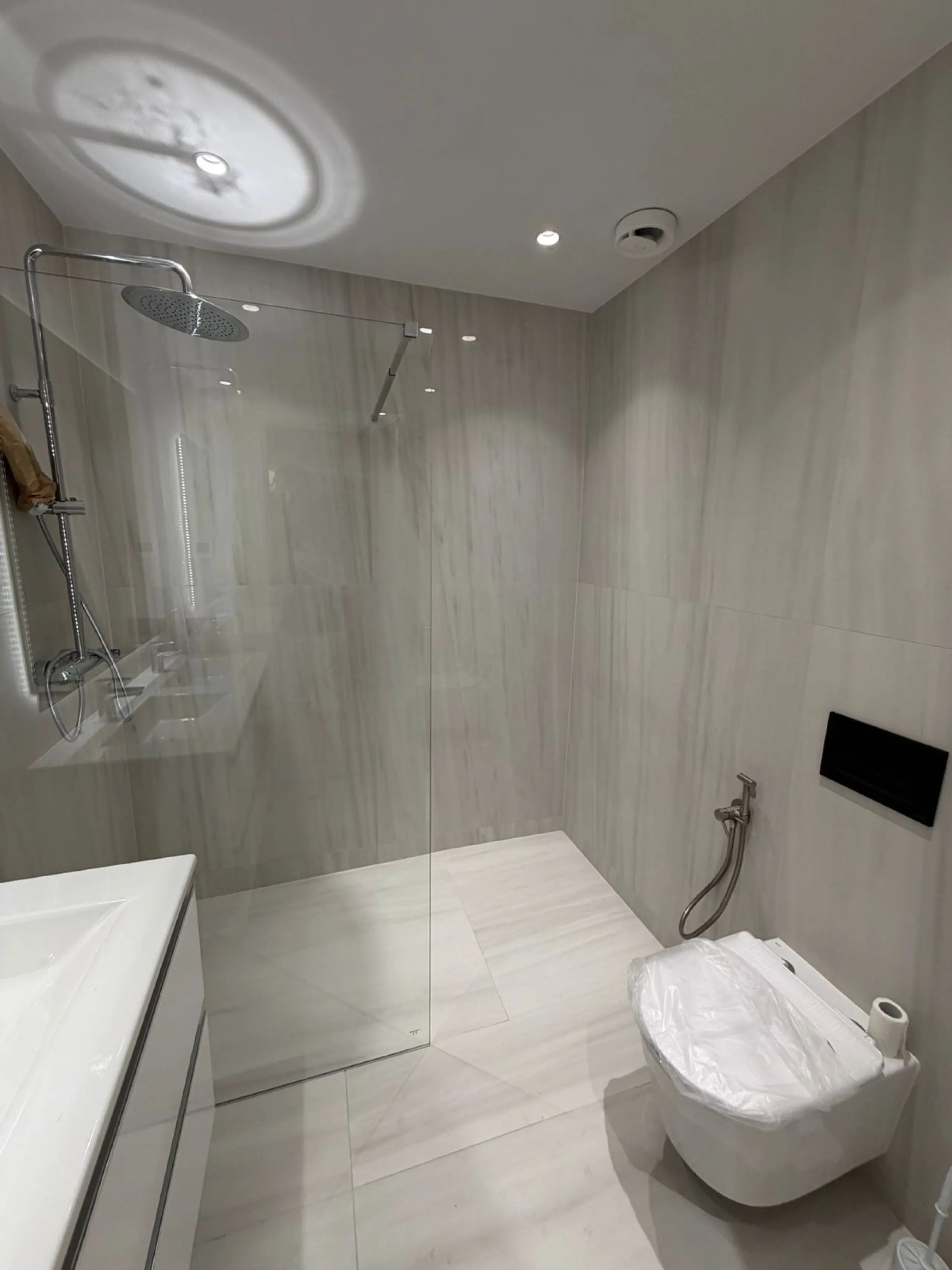 Spacious 3-Bedroom Apartment in Exclusive Gated Urbanisation with 24-Hour Security – Prime Costa del Sol Opportunity with Ongoing Renovation!