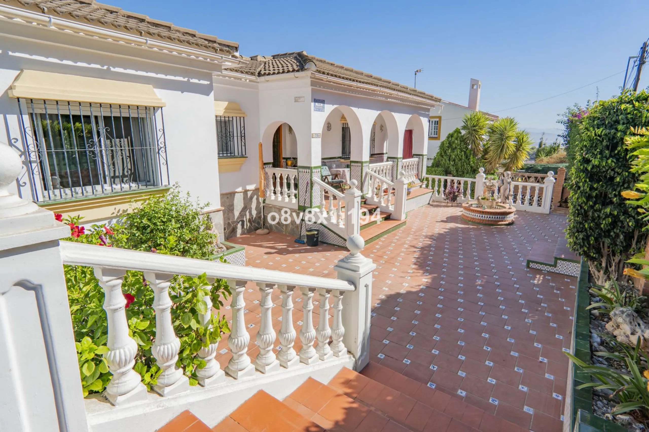 Imagine waking up every morning to open views that stretch as far as Malaga, surrounded by the tranquility of the Pinos de Alhaurín residential area. This detached villa is designed for families looking for a spacious, comfortable home surrounded by natur
