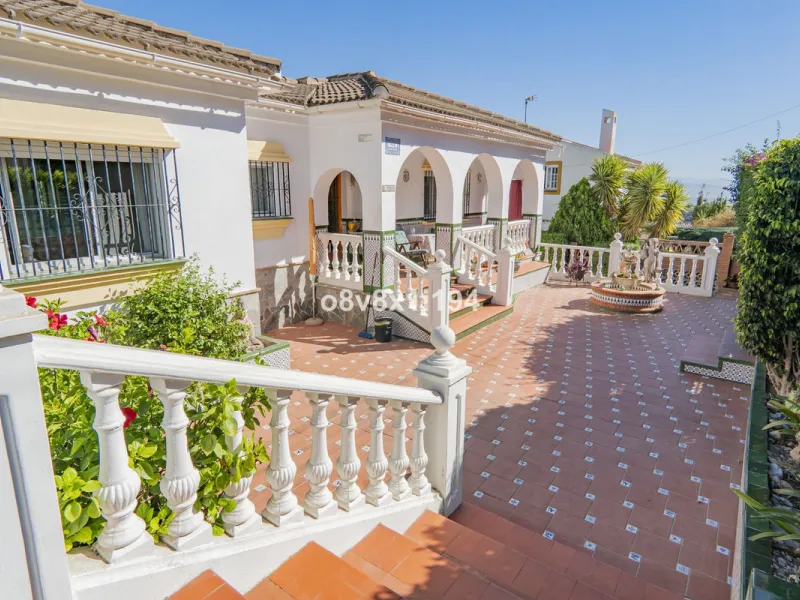 Imagine waking up every morning to open views that stretch as far as Malaga, surrounded by the tranquility of the Pinos de Alhaurín residential area. This detached villa is designed for families looking for a spacious, comfortable home surrounded by natur
