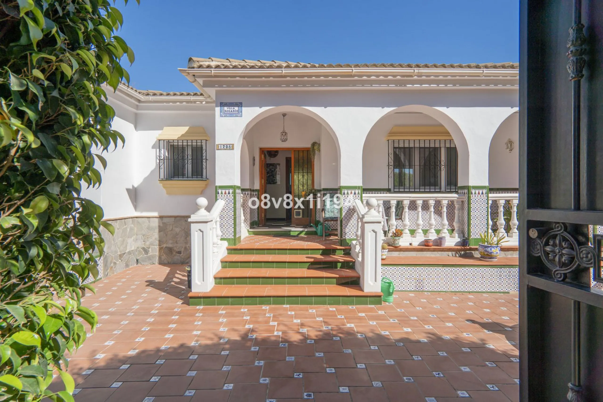 Imagine waking up every morning to open views that stretch as far as Malaga, surrounded by the tranquility of the Pinos de Alhaurín residential area. This detached villa is designed for families looking for a spacious, comfortable home surrounded by natur