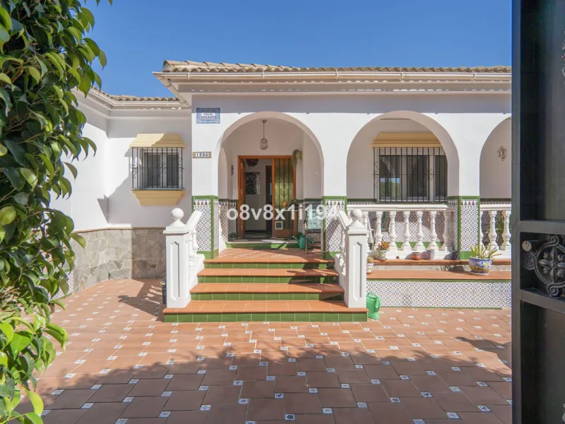 Imagine waking up every morning to open views that stretch as far as Malaga, surrounded by the tranquility of the Pinos de Alhaurín residential area. This detached villa is designed for families looking for a spacious, comfortable home surrounded by natur