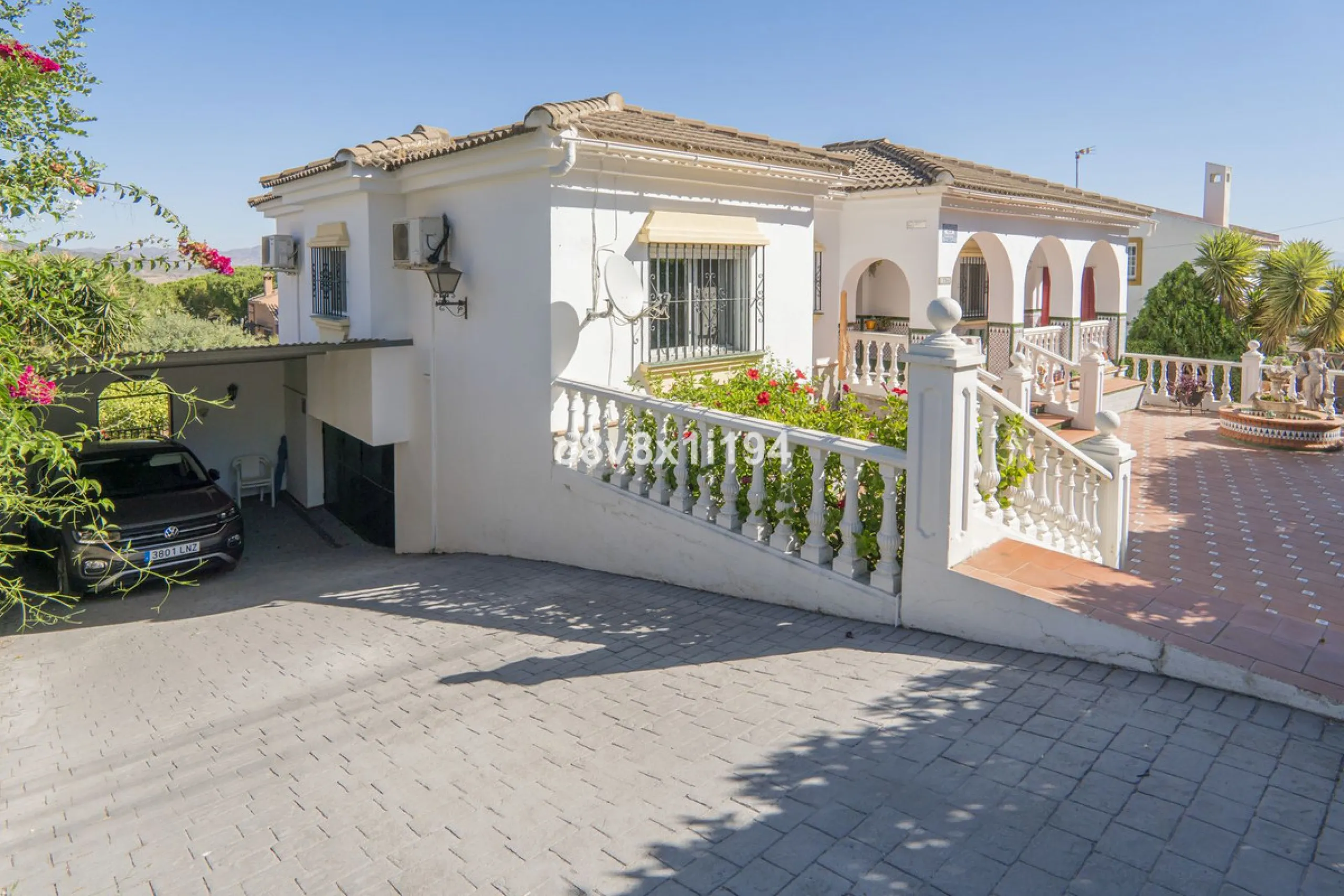Imagine waking up every morning to open views that stretch as far as Malaga, surrounded by the tranquility of the Pinos de Alhaurín residential area. This detached villa is designed for families looking for a spacious, comfortable home surrounded by natur