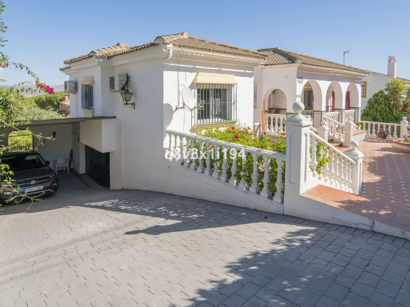 Imagine waking up every morning to open views that stretch as far as Malaga, surrounded by the tranquility of the Pinos de Alhaurín residential area. This detached villa is designed for families looking for a spacious, comfortable home surrounded by natur
