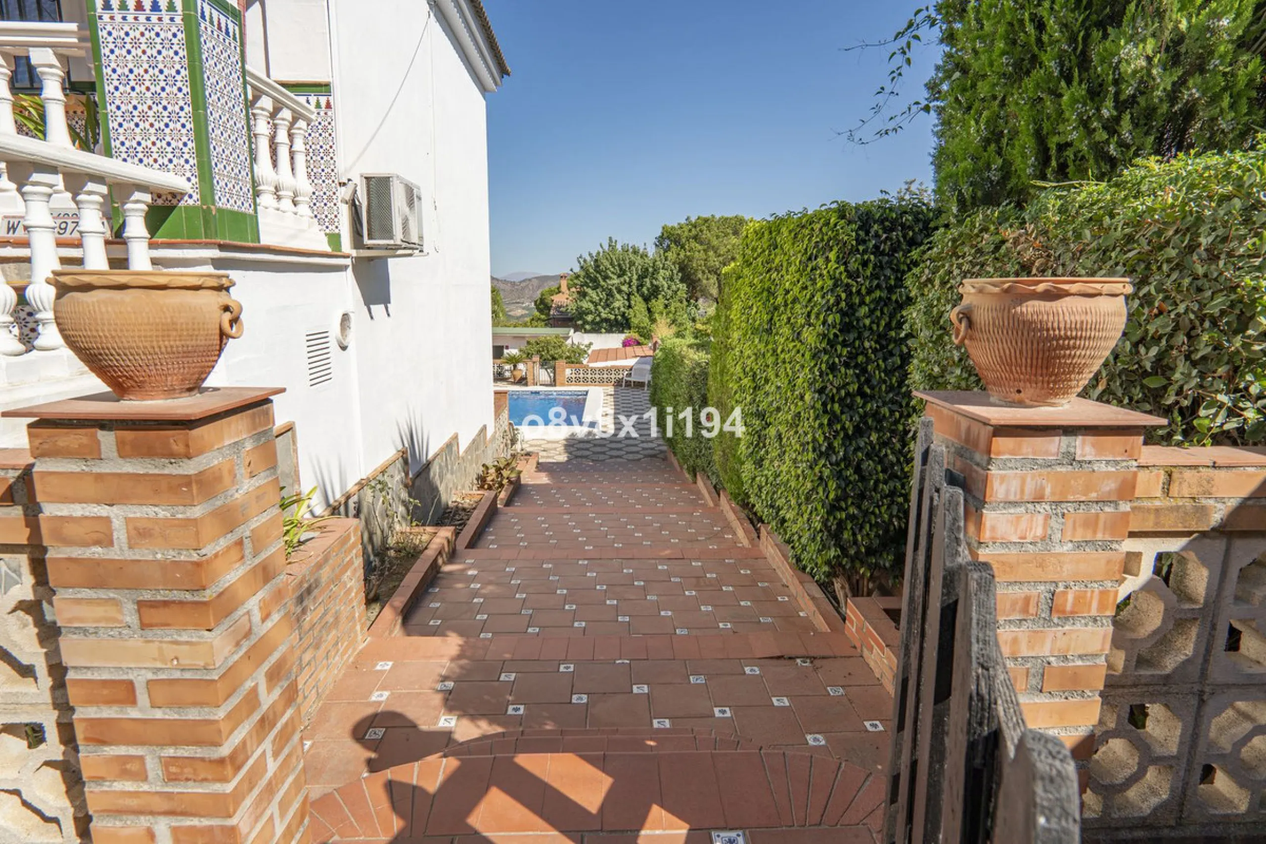 Imagine waking up every morning to open views that stretch as far as Malaga, surrounded by the tranquility of the Pinos de Alhaurín residential area. This detached villa is designed for families looking for a spacious, comfortable home surrounded by natur
