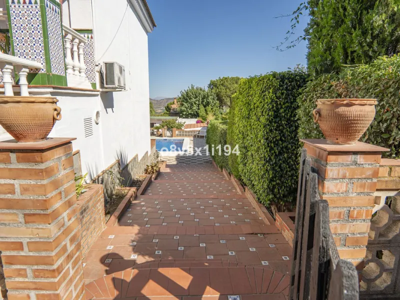 Imagine waking up every morning to open views that stretch as far as Malaga, surrounded by the tranquility of the Pinos de Alhaurín residential area. This detached villa is designed for families looking for a spacious, comfortable home surrounded by natur