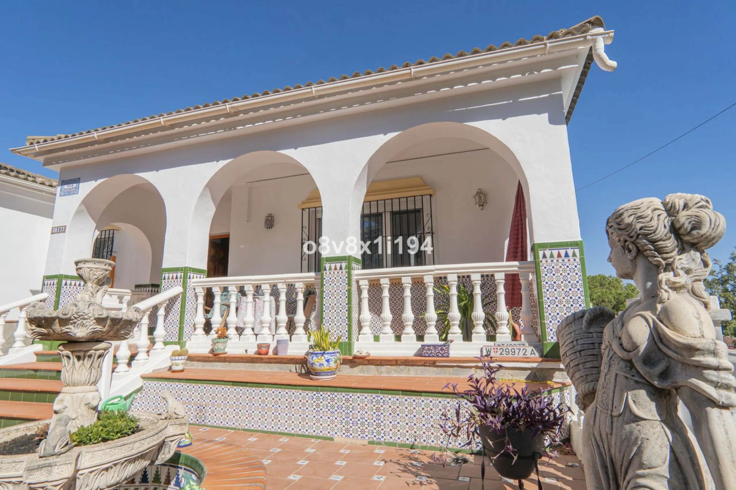 Imagine waking up every morning to open views that stretch as far as Malaga, surrounded by the tranquility of the Pinos de Alhaurín residential area. This detached villa is designed for families looking for a spacious, comfortable home surrounded by natur