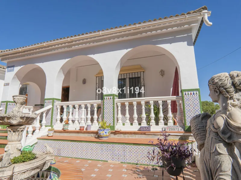 Imagine waking up every morning to open views that stretch as far as Malaga, surrounded by the tranquility of the Pinos de Alhaurín residential area. This detached villa is designed for families looking for a spacious, comfortable home surrounded by natur