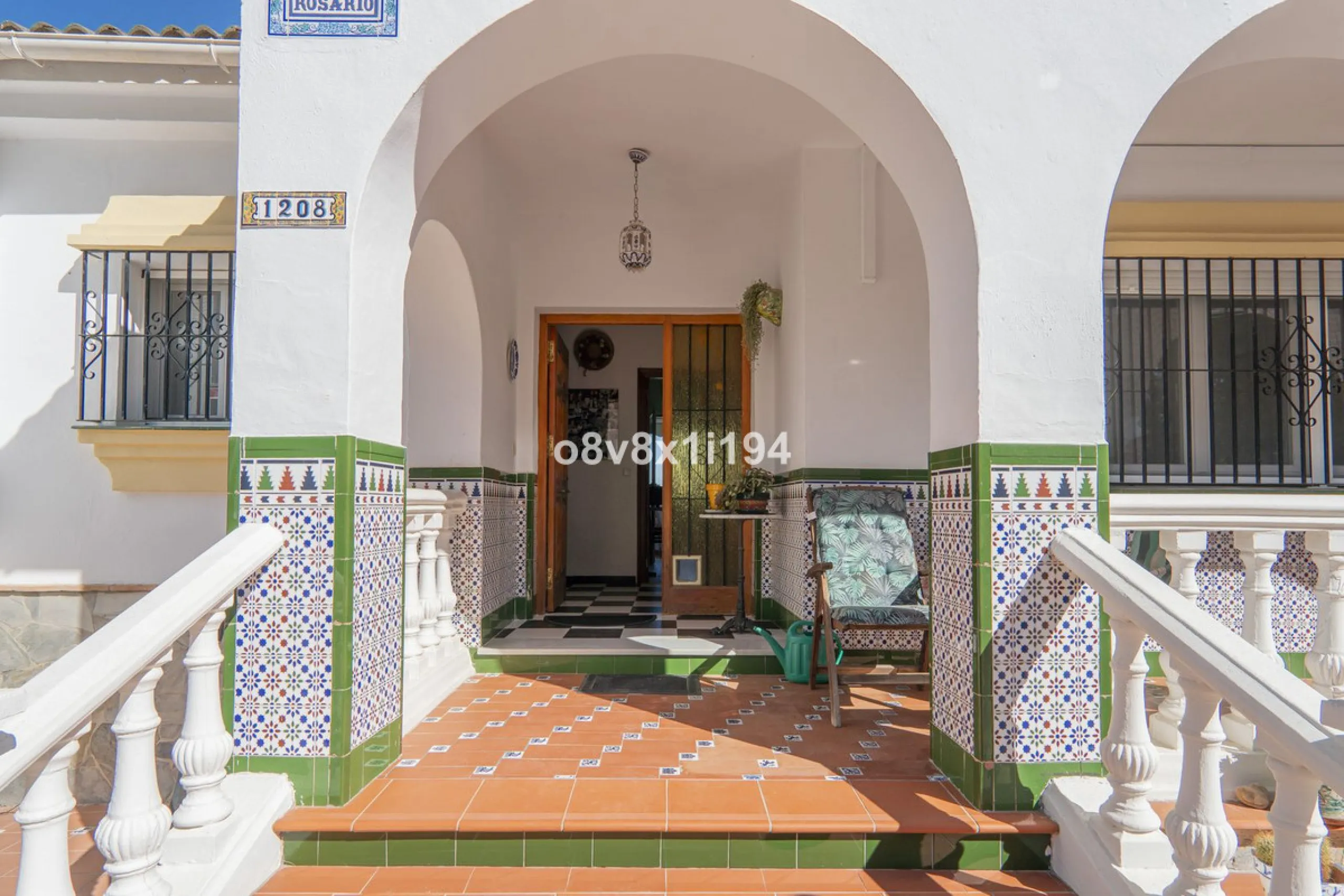 Imagine waking up every morning to open views that stretch as far as Malaga, surrounded by the tranquility of the Pinos de Alhaurín residential area. This detached villa is designed for families looking for a spacious, comfortable home surrounded by natur