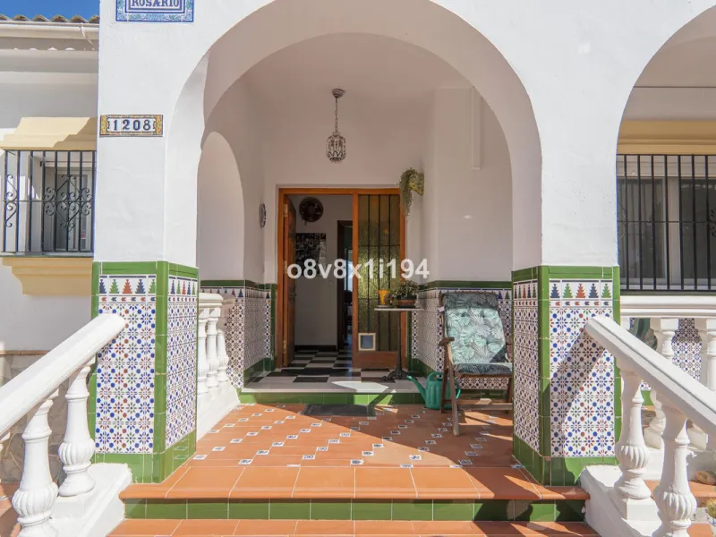 Imagine waking up every morning to open views that stretch as far as Malaga, surrounded by the tranquility of the Pinos de Alhaurín residential area. This detached villa is designed for families looking for a spacious, comfortable home surrounded by natur