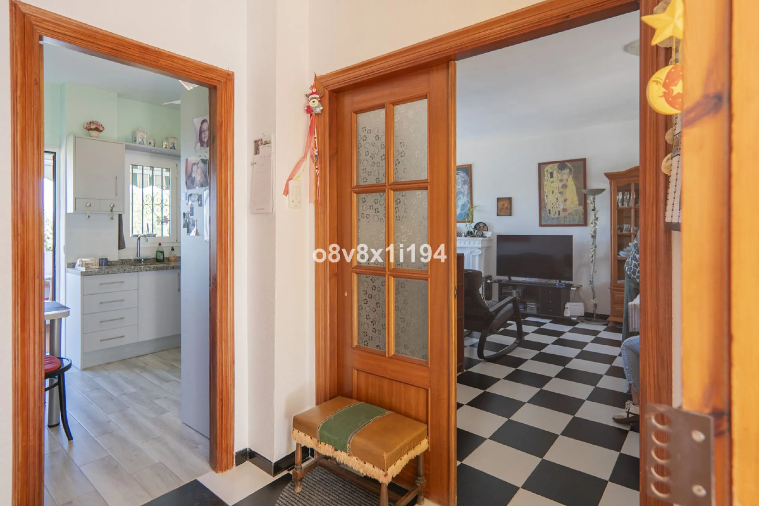 Imagine waking up every morning to open views that stretch as far as Malaga, surrounded by the tranquility of the Pinos de Alhaurín residential area. This detached villa is designed for families looking for a spacious, comfortable home surrounded by natur