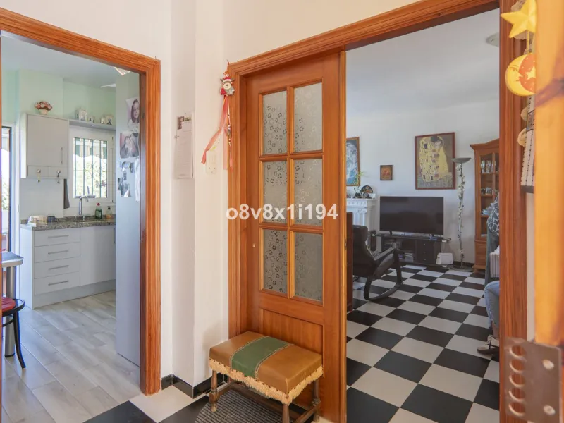 Imagine waking up every morning to open views that stretch as far as Malaga, surrounded by the tranquility of the Pinos de Alhaurín residential area. This detached villa is designed for families looking for a spacious, comfortable home surrounded by natur