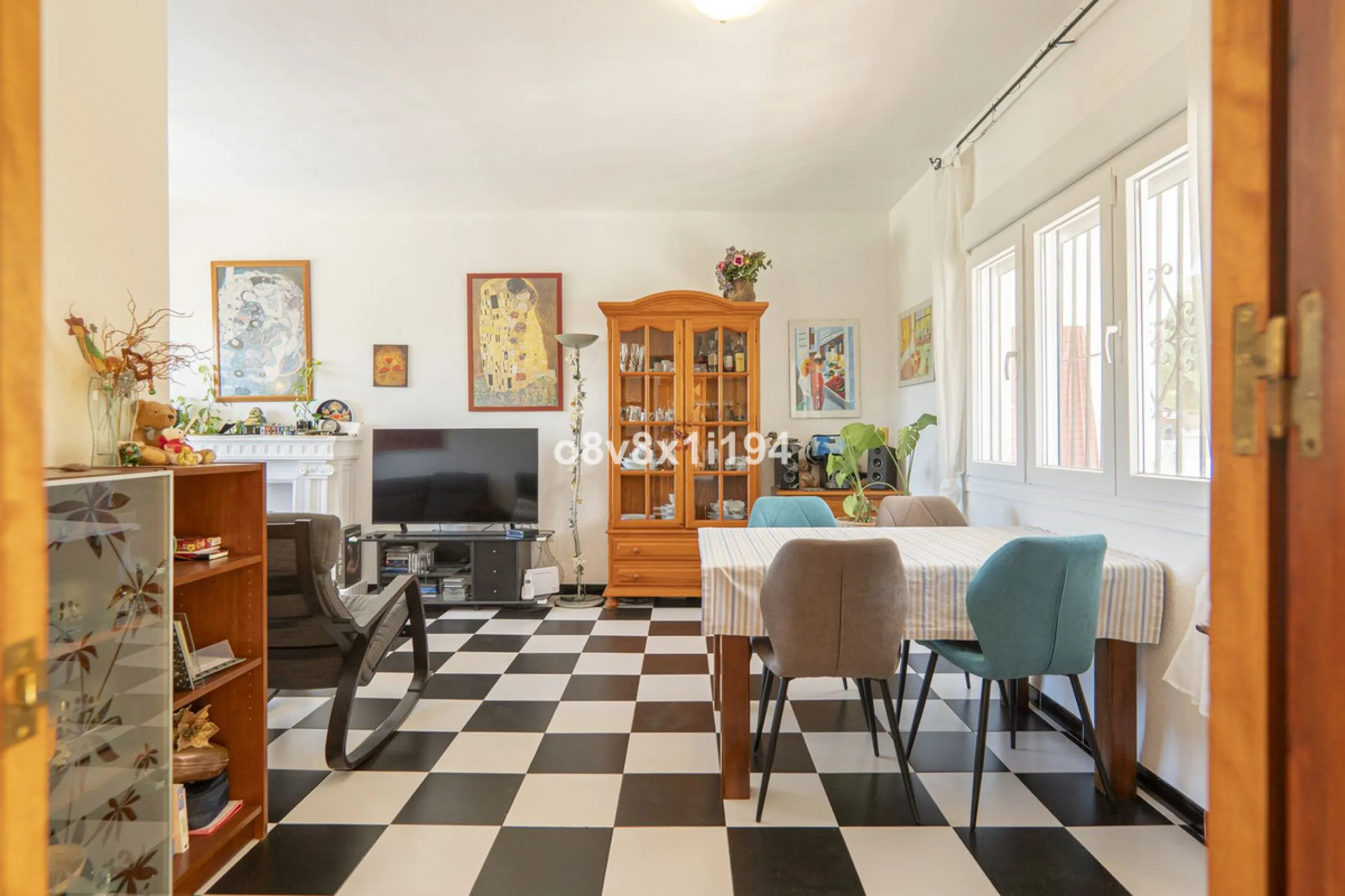 Imagine waking up every morning to open views that stretch as far as Malaga, surrounded by the tranquility of the Pinos de Alhaurín residential area. This detached villa is designed for families looking for a spacious, comfortable home surrounded by natur