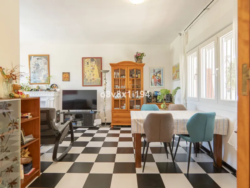 Imagine waking up every morning to open views that stretch as far as Malaga, surrounded by the tranquility of the Pinos de Alhaurín residential area. This detached villa is designed for families looking for a spacious, comfortable home surrounded by natur