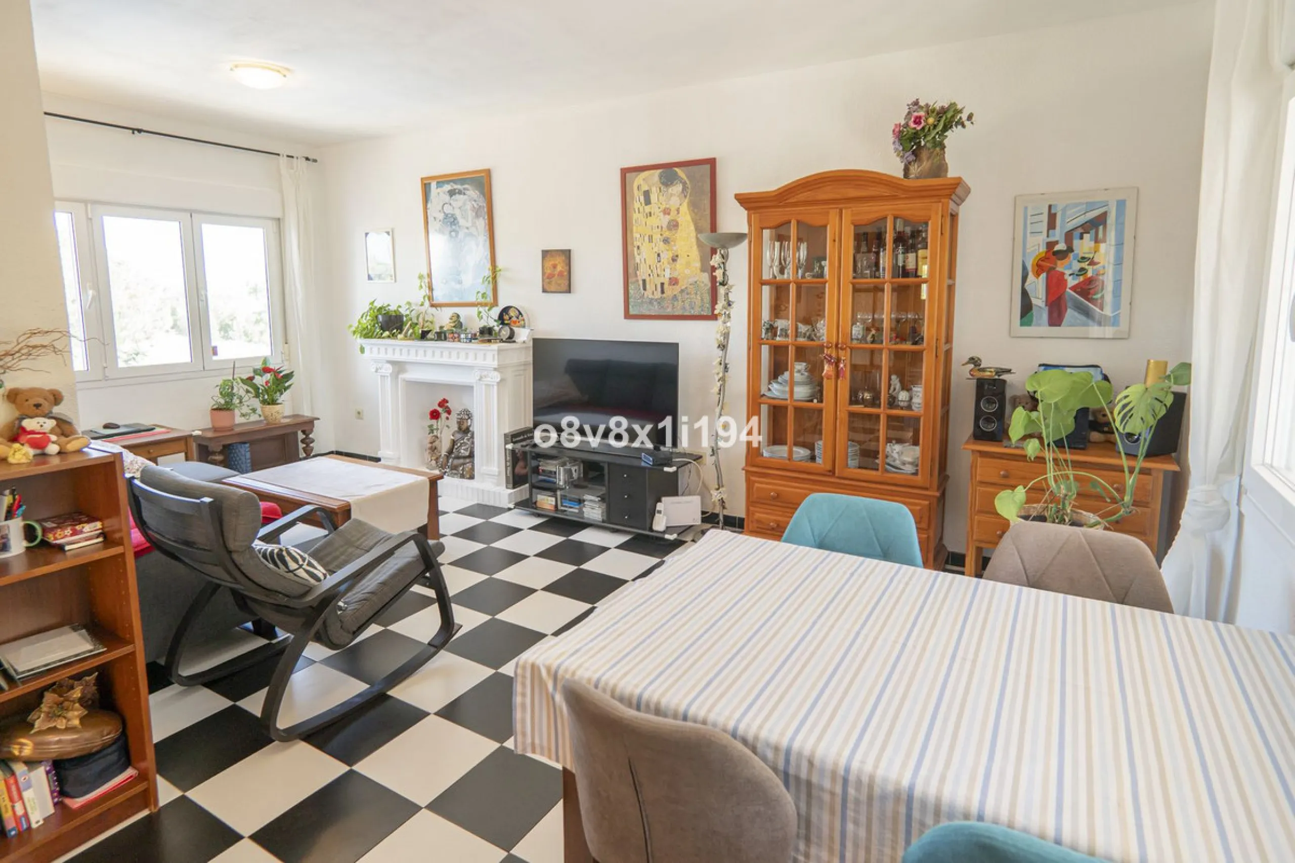 Imagine waking up every morning to open views that stretch as far as Malaga, surrounded by the tranquility of the Pinos de Alhaurín residential area. This detached villa is designed for families looking for a spacious, comfortable home surrounded by natur