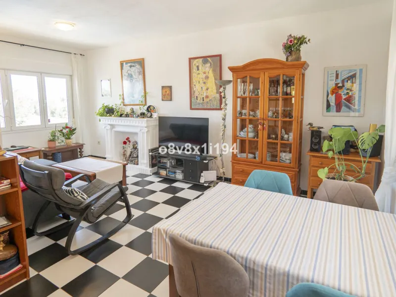 Imagine waking up every morning to open views that stretch as far as Malaga, surrounded by the tranquility of the Pinos de Alhaurín residential area. This detached villa is designed for families looking for a spacious, comfortable home surrounded by natur