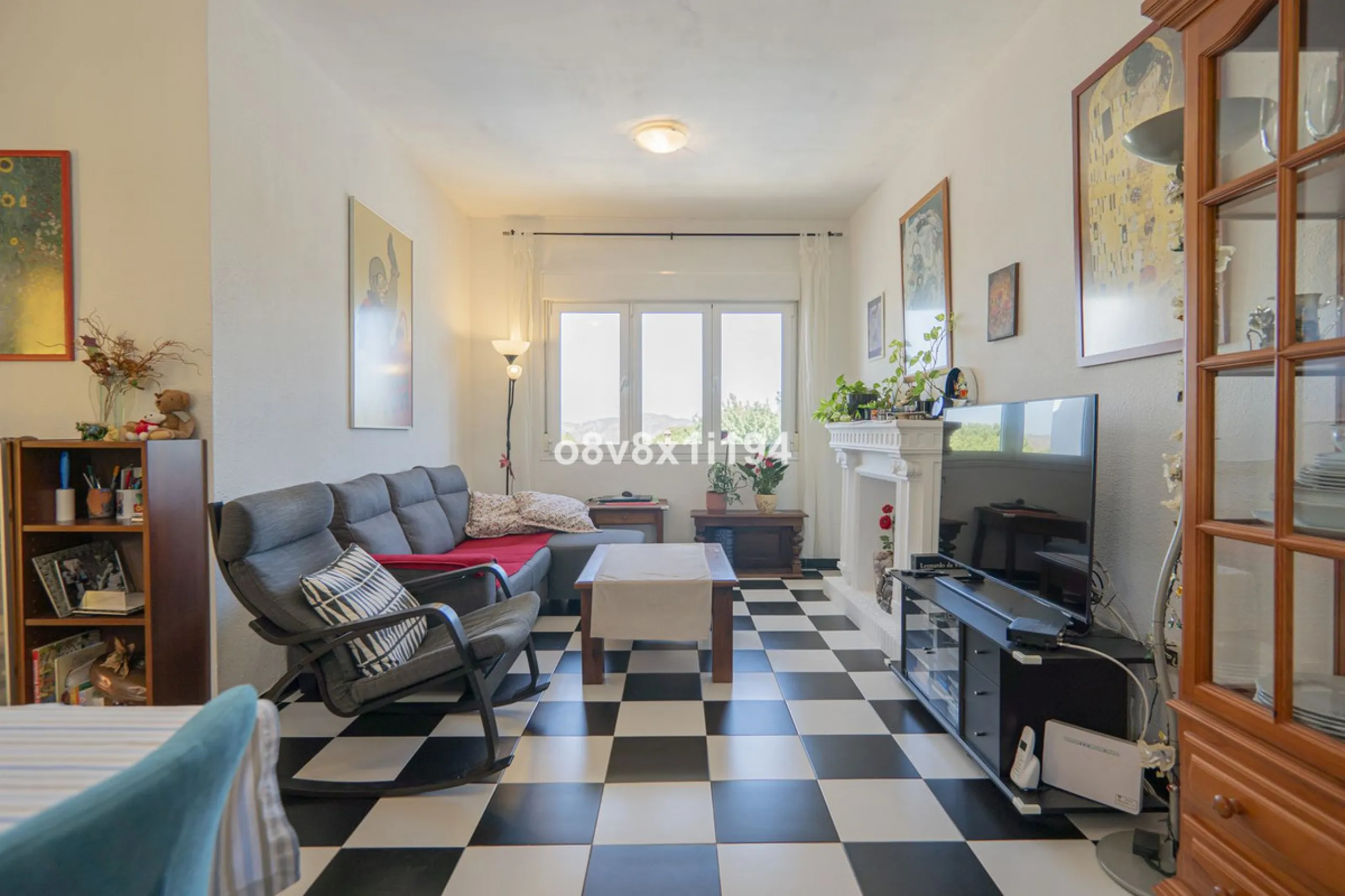 Imagine waking up every morning to open views that stretch as far as Malaga, surrounded by the tranquility of the Pinos de Alhaurín residential area. This detached villa is designed for families looking for a spacious, comfortable home surrounded by natur