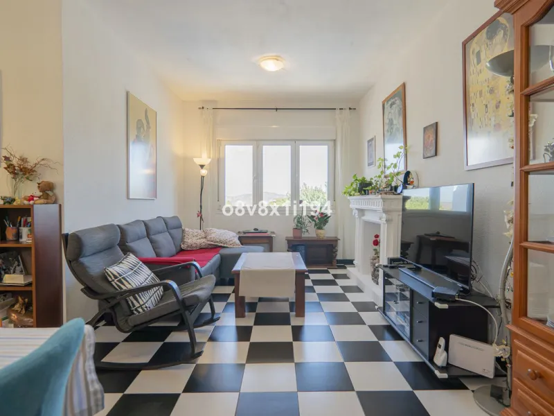 Imagine waking up every morning to open views that stretch as far as Malaga, surrounded by the tranquility of the Pinos de Alhaurín residential area. This detached villa is designed for families looking for a spacious, comfortable home surrounded by natur