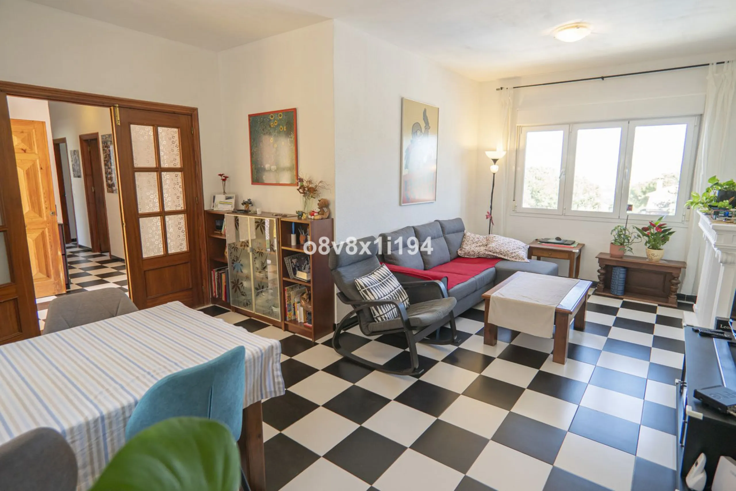 Imagine waking up every morning to open views that stretch as far as Malaga, surrounded by the tranquility of the Pinos de Alhaurín residential area. This detached villa is designed for families looking for a spacious, comfortable home surrounded by natur