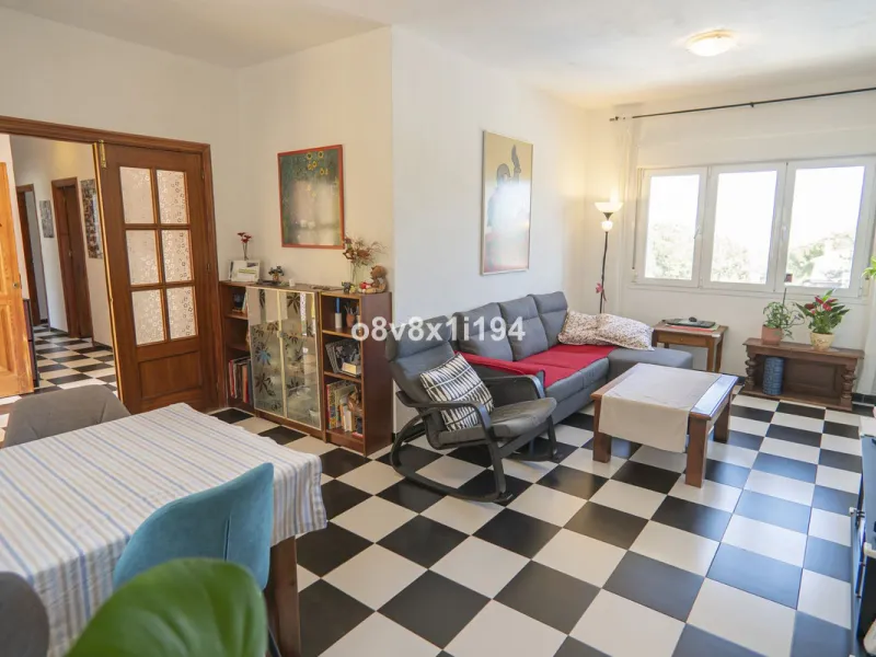 Imagine waking up every morning to open views that stretch as far as Malaga, surrounded by the tranquility of the Pinos de Alhaurín residential area. This detached villa is designed for families looking for a spacious, comfortable home surrounded by natur
