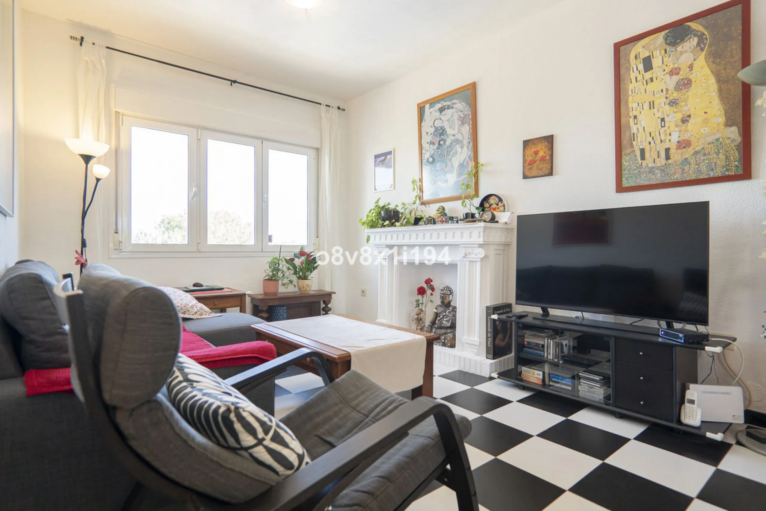 Imagine waking up every morning to open views that stretch as far as Malaga, surrounded by the tranquility of the Pinos de Alhaurín residential area. This detached villa is designed for families looking for a spacious, comfortable home surrounded by natur