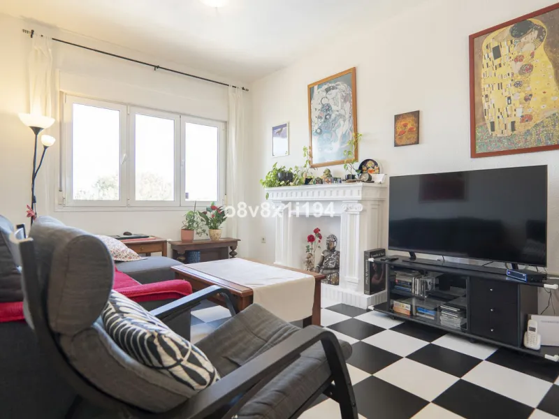 Imagine waking up every morning to open views that stretch as far as Malaga, surrounded by the tranquility of the Pinos de Alhaurín residential area. This detached villa is designed for families looking for a spacious, comfortable home surrounded by natur